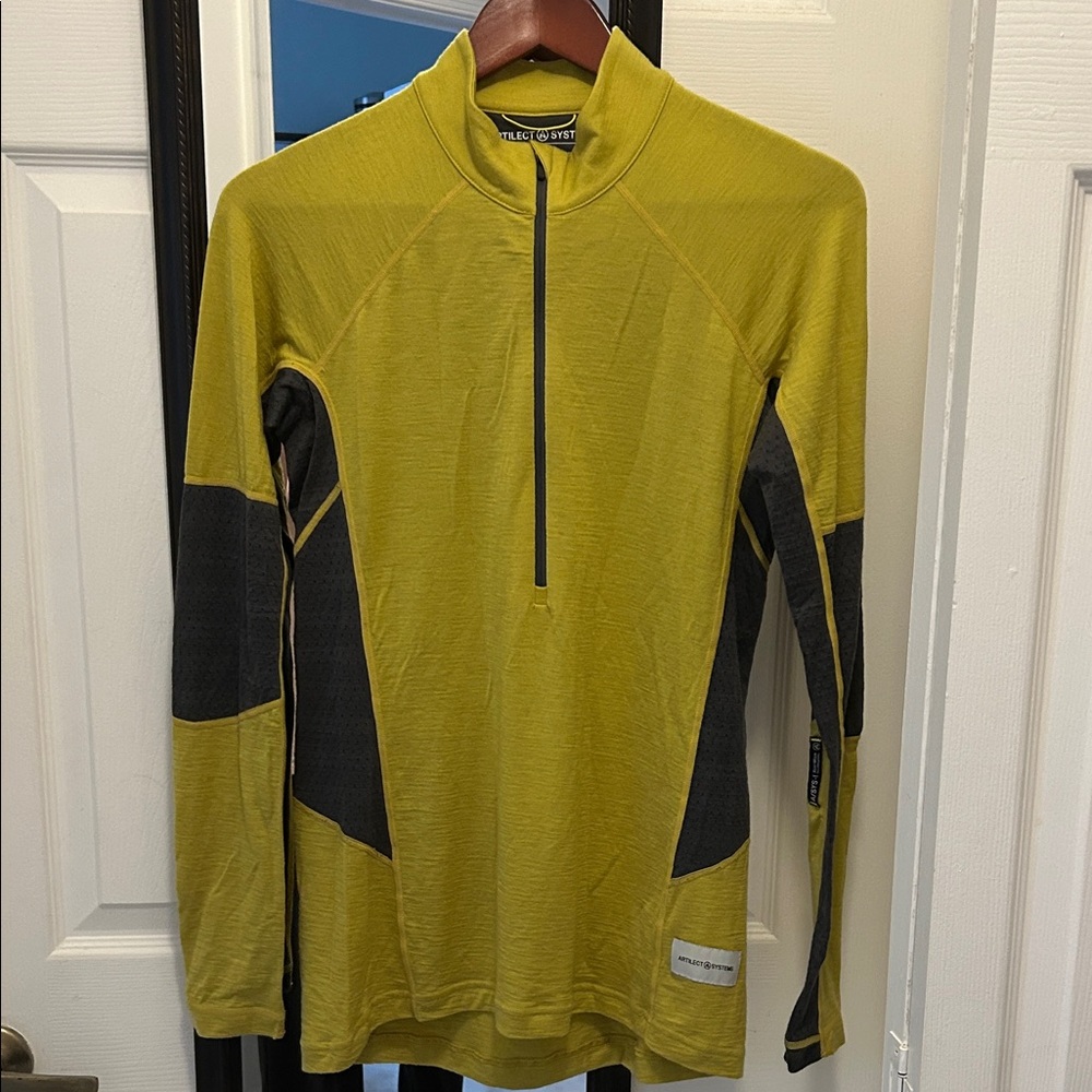 Artilect merino wool VGC Long Sleeve performance 1/2 zip mock chartreuse